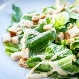 Salada Caesar Clássica com Frango, Croutons e Molho Caseiro