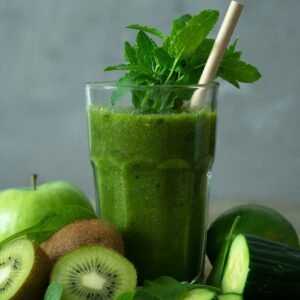 Suco Verde Detox com Couve, Limão e Gengibre Revigorante